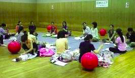 ペアストレッチで体をほぐし、日常の姿勢、体の使い方などをお伝えしています。
